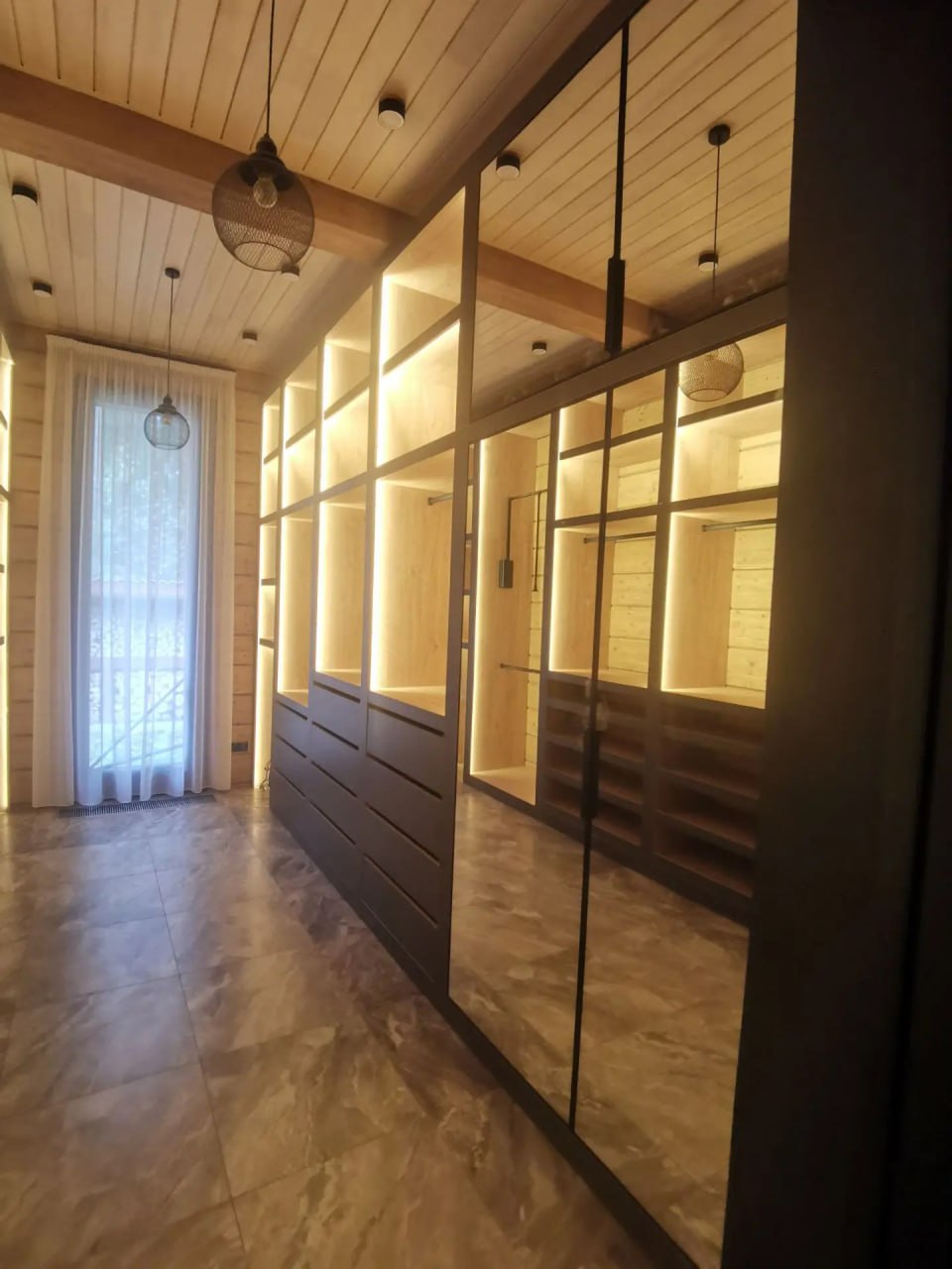 Гардеробная с подсветкой и зеркалом